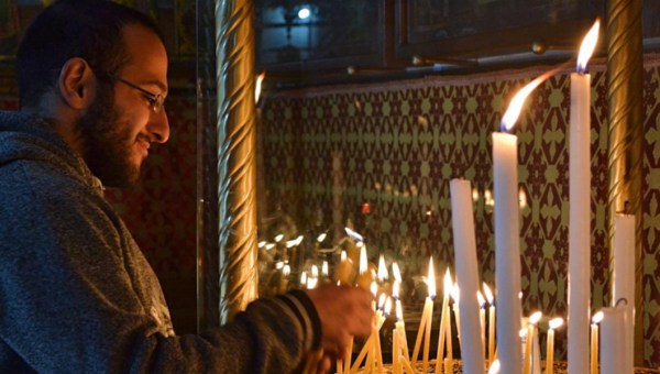 JEUNE HOMME RECUEILLI