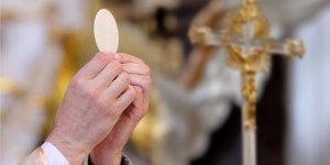 Thérèse de Lisieux, Jean Chrysostome&#8230; les grands saints décrivent la force de l’Eucharistie