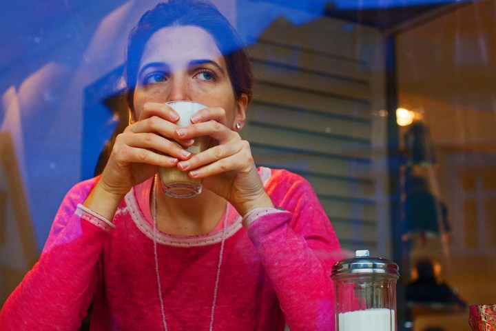 WEB-WOMAN-DRINKING-REFLECTION-COFFEE-rippchenmitkraut66-CC