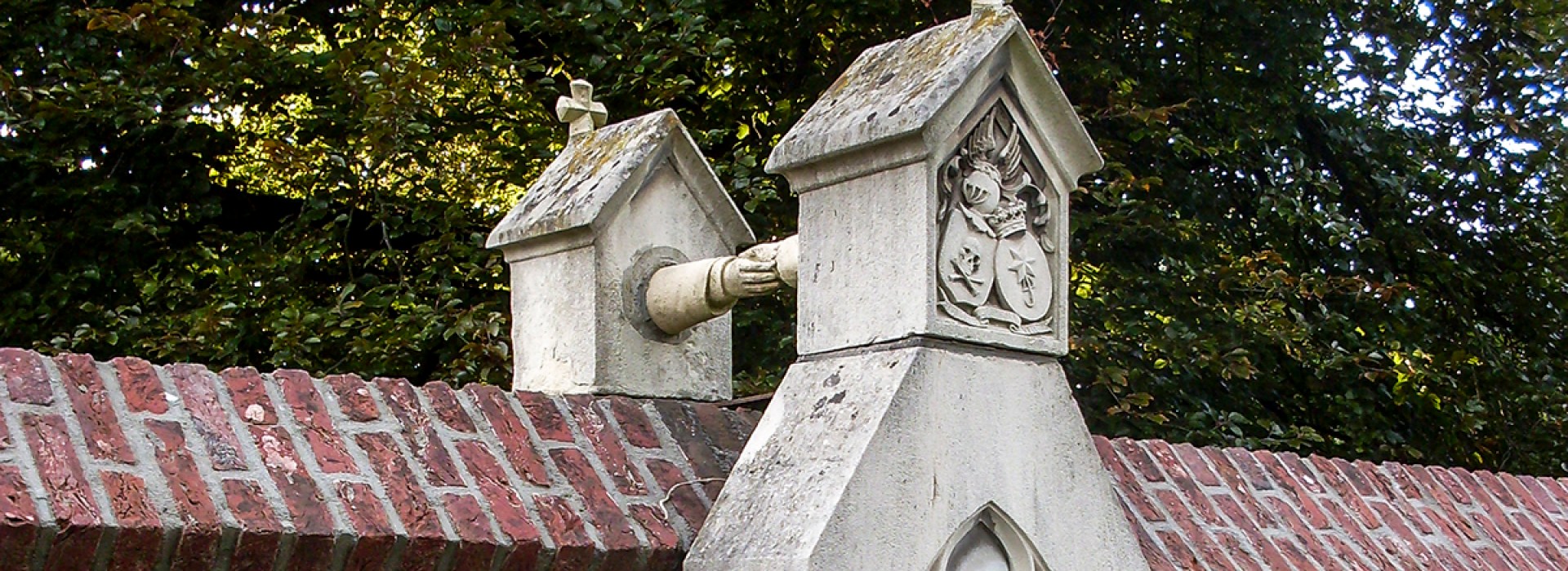 Tombs in the hands Graf met de handjes