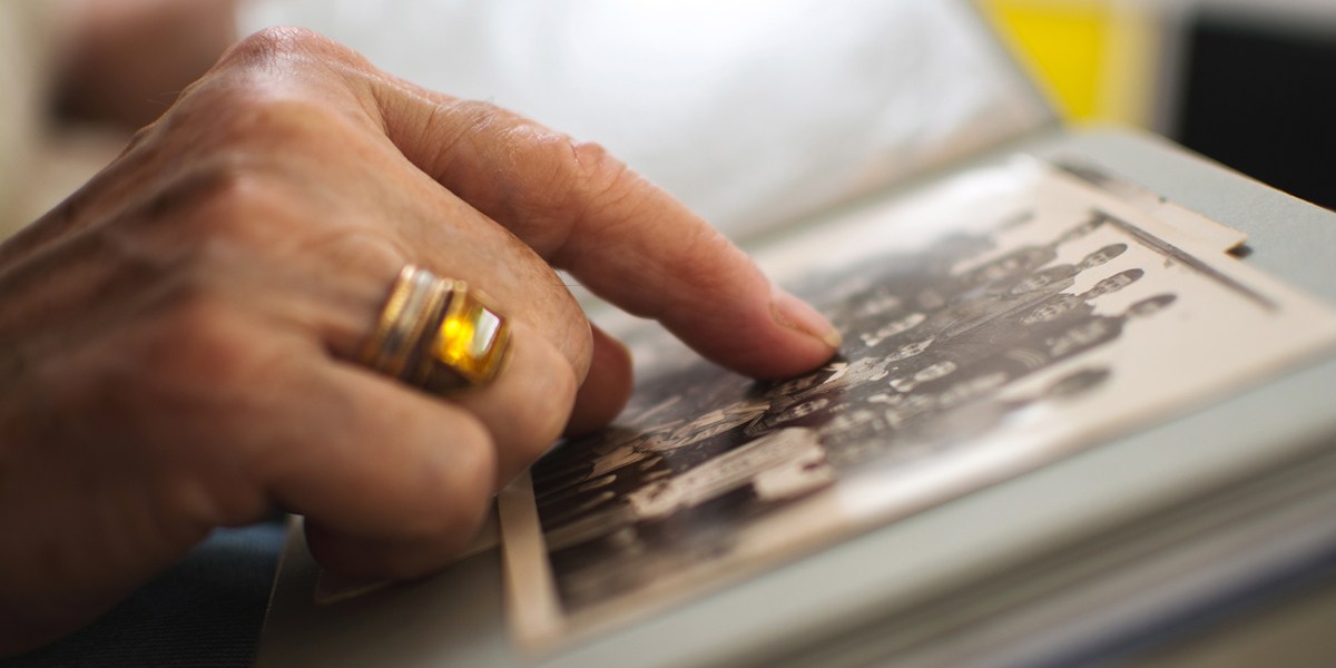 WOMAN,HAND,PHOTOS