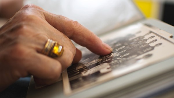 WOMAN,HAND,PHOTOS