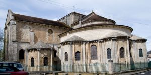 Pourquoi la plupart des églises semblent présenter une déviation dans leur axe