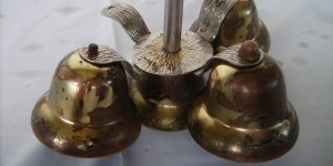 Pourquoi utilise-t-on parfois de petites cloches pendant la messe ?