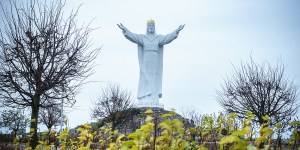 440 tonnes, 36m de haut&#8230; l&rsquo;imposante statue du Christ-Roi de Swiebodzin