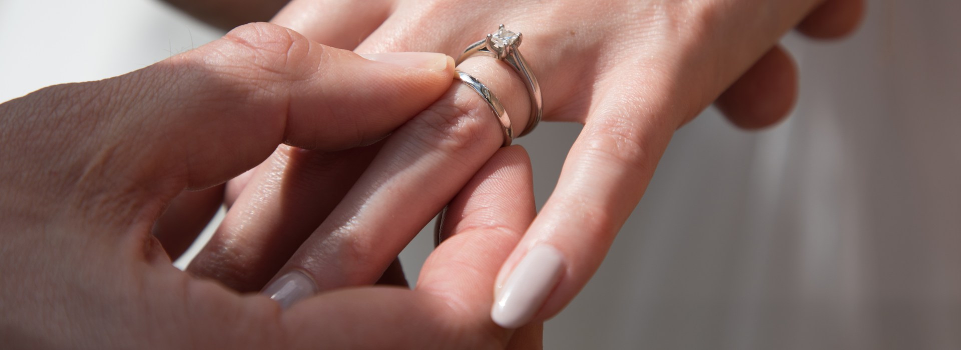 HANDS RINGS