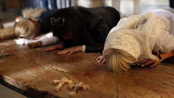 web3-holy-sepulchre-jerusalem-pray-thomas-coex-afp-e1674235788920