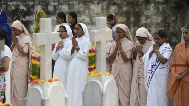 Persécutions des Chrétiens dans le Monde - Page 4 Web3-india-christians-nuns-pray-noah-seelam-afp
