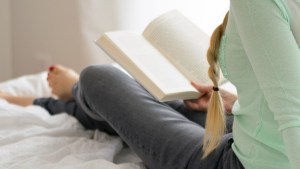 WEB3-WOMAN-BOOK-READING-MOTHER-BREAK-BEDROOM-PIXABAY