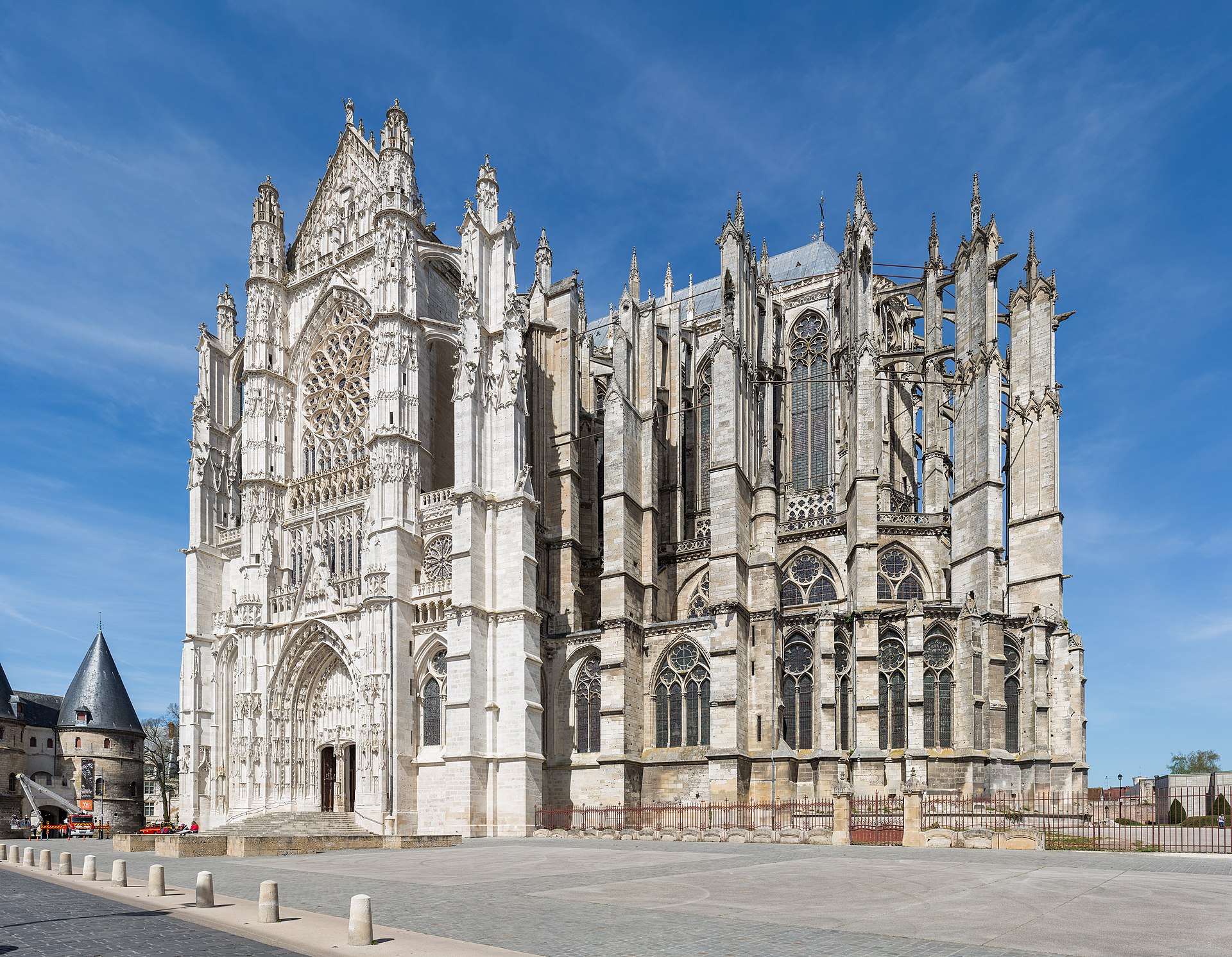 1920px-Beauvais_Cathedral_Exterior_1,_Picardy,_France_-_Diliff