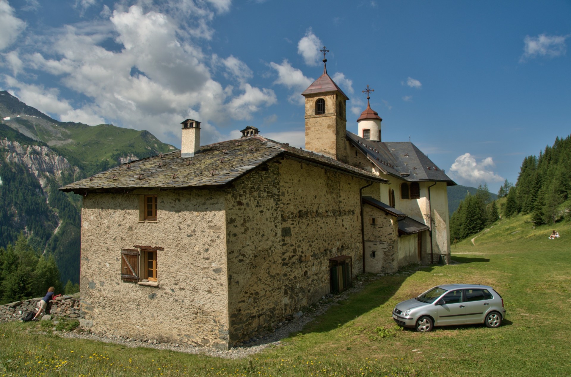 Sanctuaire_de_Notre-Dame_des_Vernettes,_face_Nord-Est