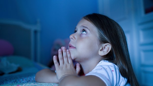 ENFANT EN TRAIN DE PRIER