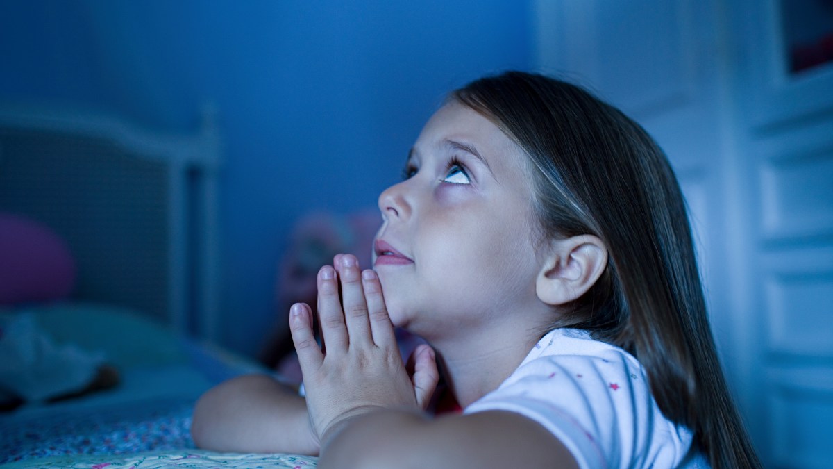 ENFANT EN TRAIN DE PRIER