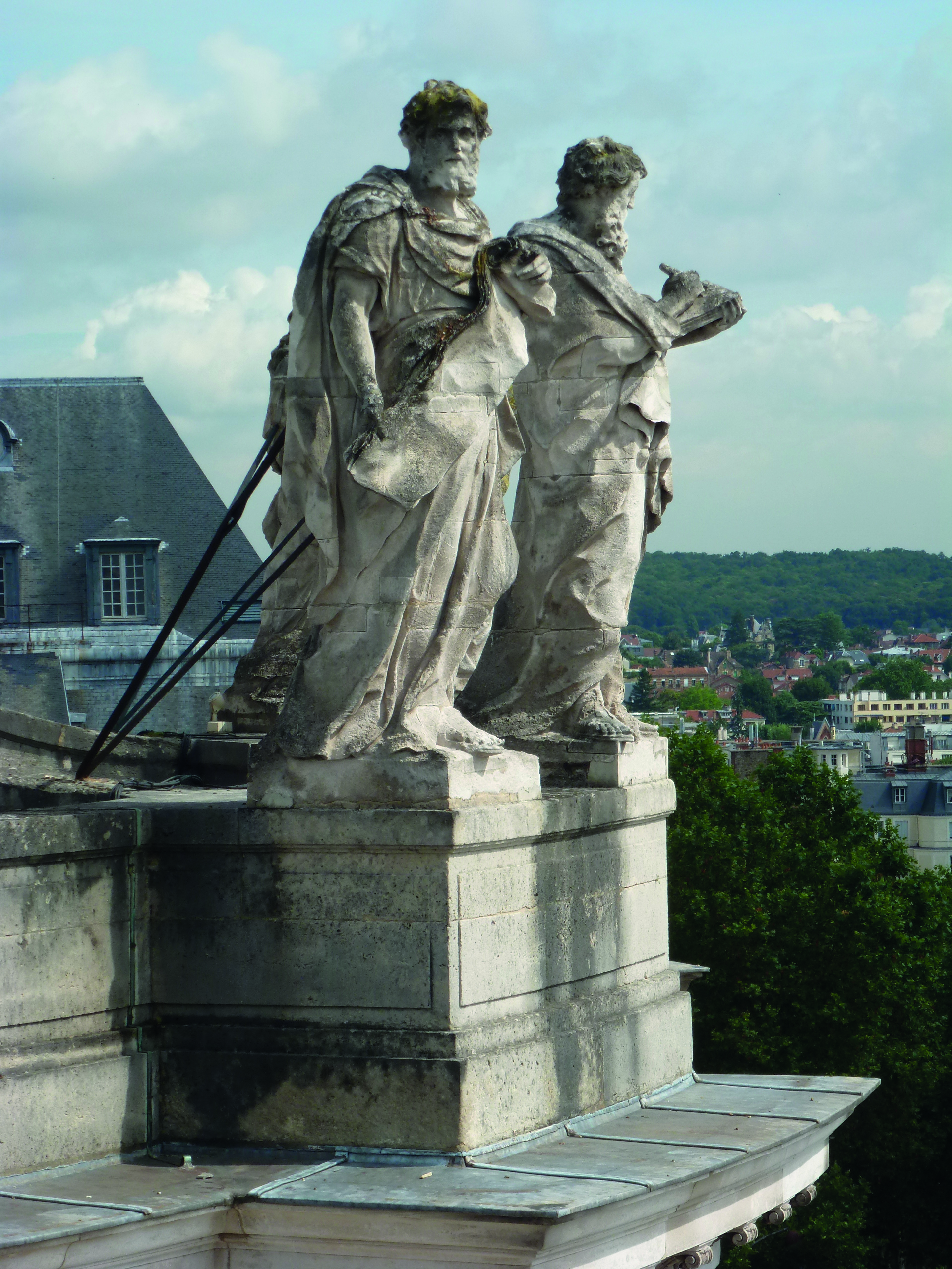 Vue_de_dtail_sur_lune_des_sculptures_avant_restauration-2