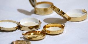 Les objets liturgiques : la custode, pour apporter la communion aux malades