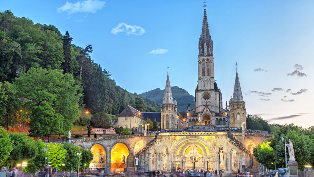 web-lourdes-france-sanctuary-basilica-de-sergey-dzyuba-i-shutterstock