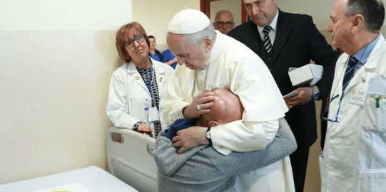 WEB3-POPE-FRANCIS-JPSPITAL-PATIENT-HUG-Twitter I Casa Sollievo.jpg_large