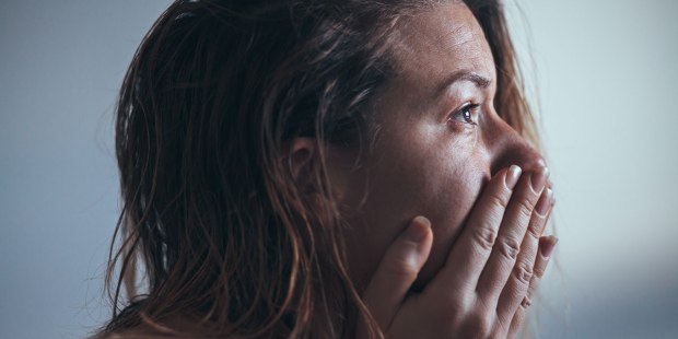 Le SUICIDE : Un fléau mondial ! Prions pour les jeunes et moins jeunes - Page 8 Web3-sad-mother-desperate-tears-lost-shutterstock_525532072-marjan-apostolovic-ai