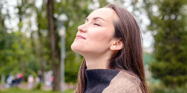 Les jours tristes ne durent pas éternellement, gardez cela à l’esprit ! - Page 2 Web3-woman-breathing-relax-moment-peace-smile-shutterstock