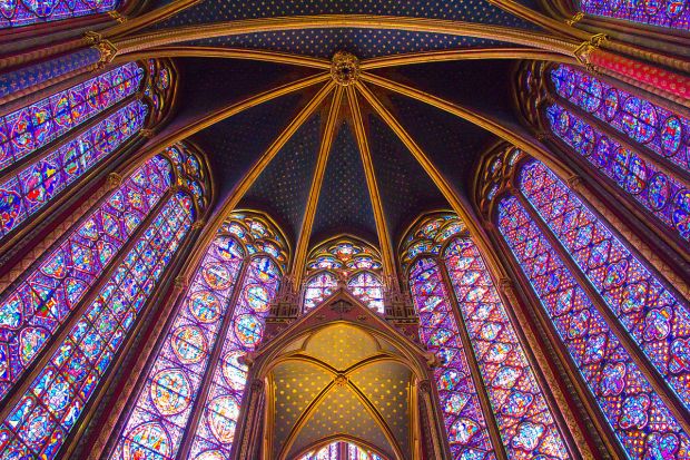 la-saintete-assise-sur-le-trone-de-france-5473