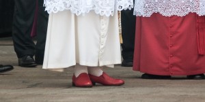 Les souliers rouges du Pape, symbole de son autorité et de la Passion du Christ