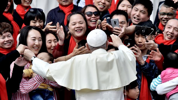 En Chine Web3-pope-francis-china-chinese-audeince-st-peters-sqaure-vatican-000_144581-tiziana-fabi-afp