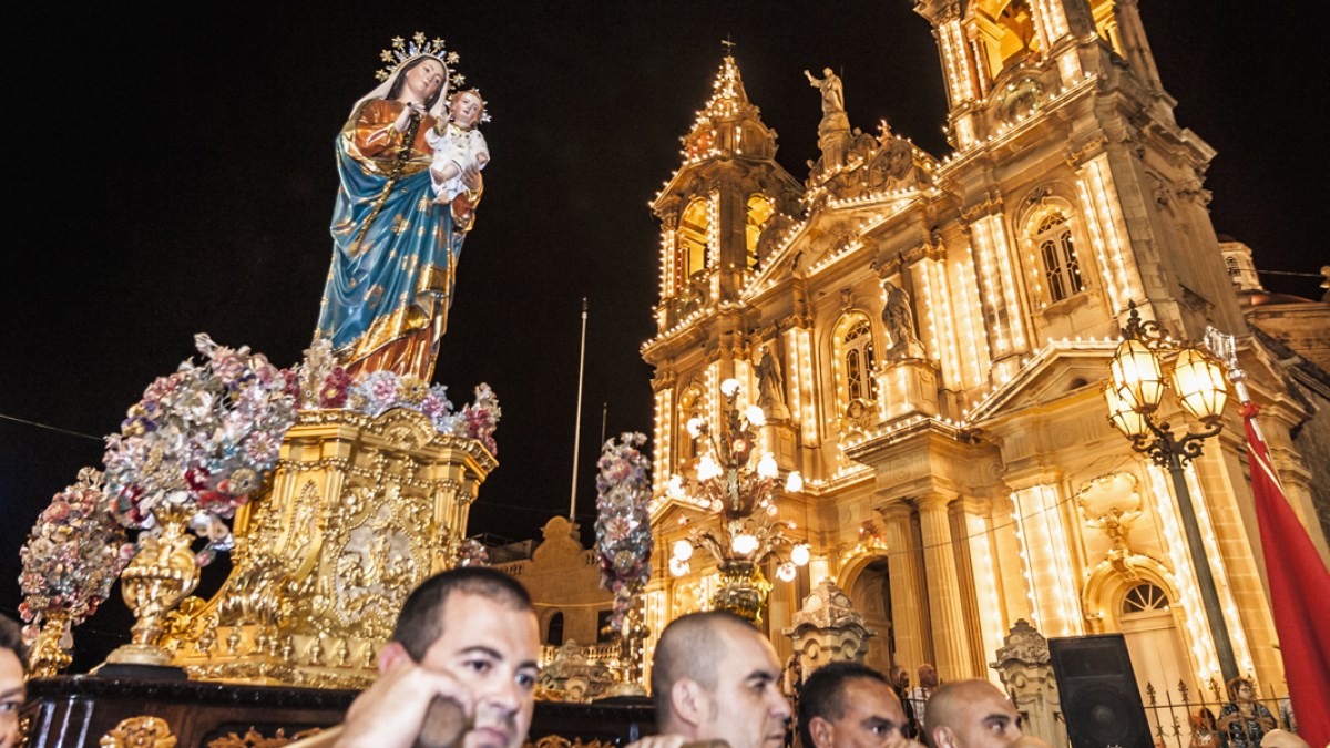 WEB3-VIRGIN-MARY-BLESSED-MOTHER-PROCESSION-MALTA-NIGHT-shutterstock_125808908-Anibal-Trejo-Shutterstock-Editorial