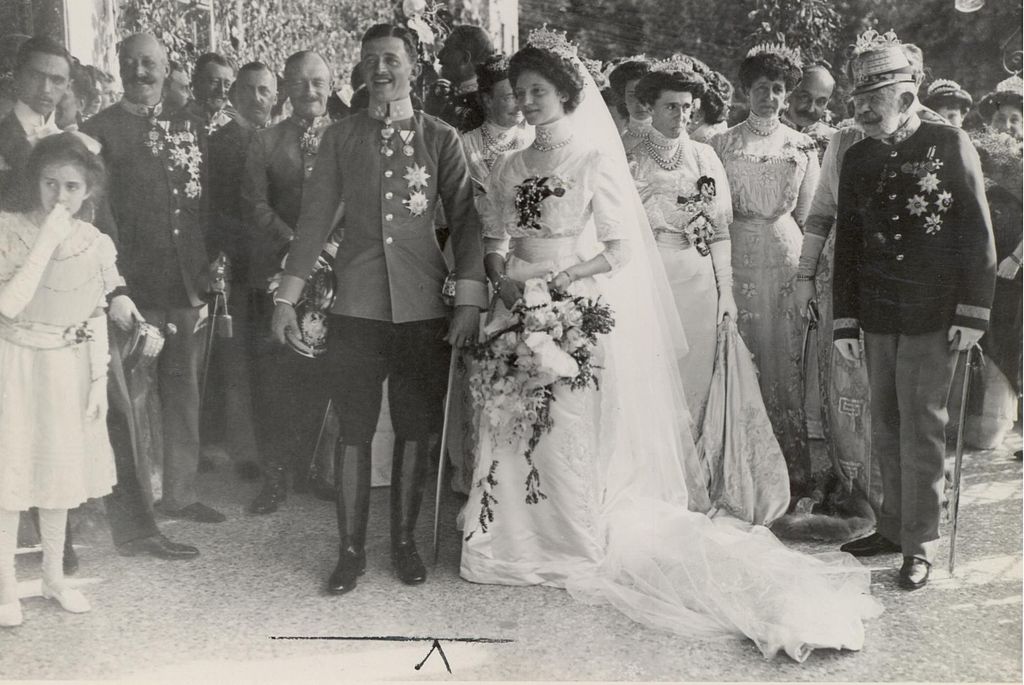 1024px-Hochzeit_Erzh_Karl_und_Zita_Schwarzau_1911c
