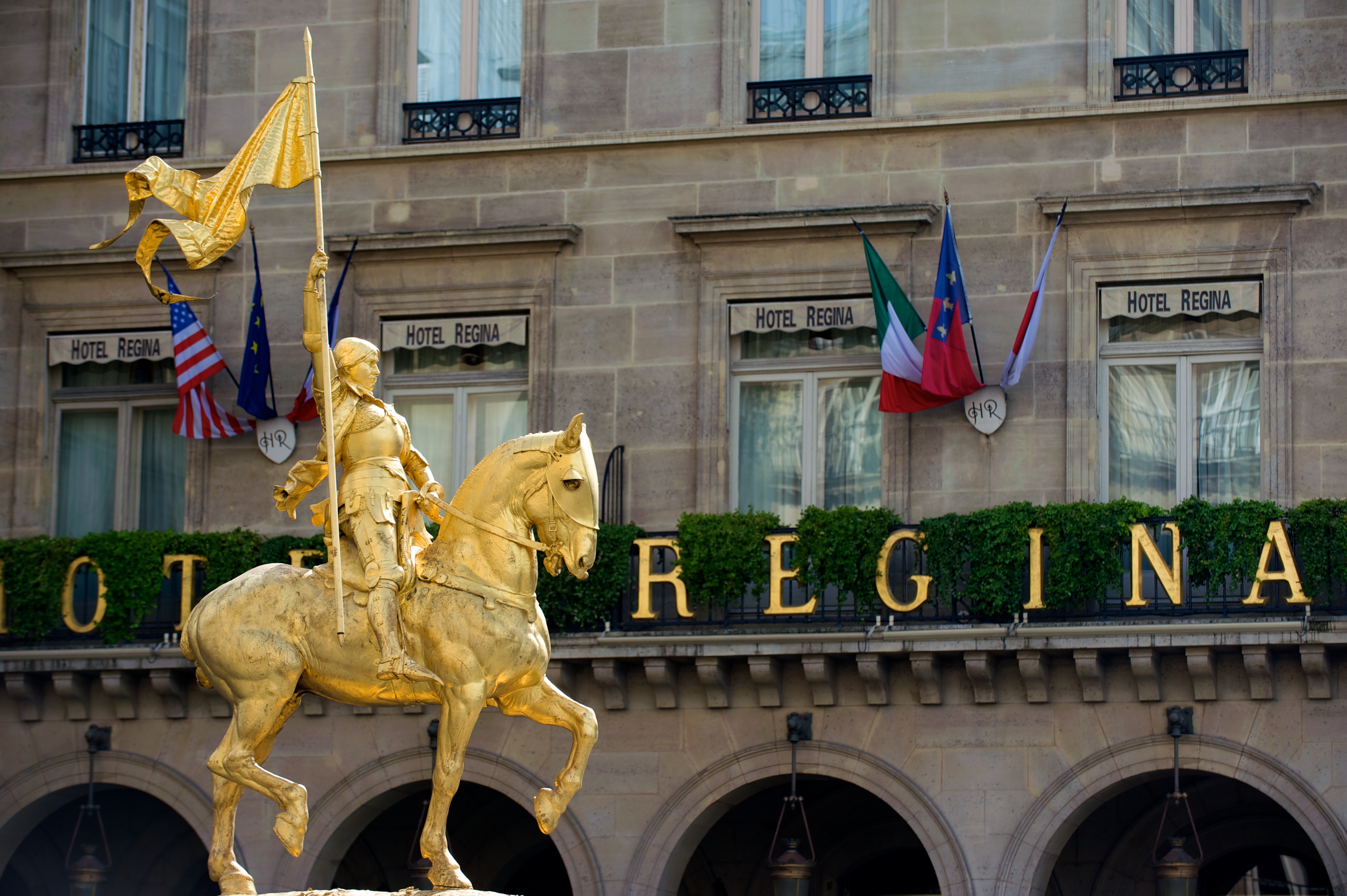 Statue_of_Jeanne_d’Arc_in_Paris,_Rue_de_Rivoli_2010