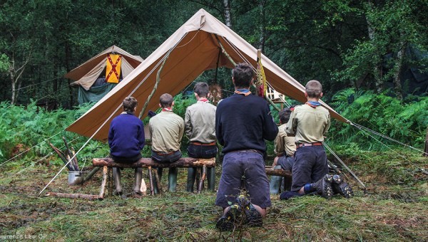 Corner Item Image - Prière du père Sevin avant une nuit sous la tente
