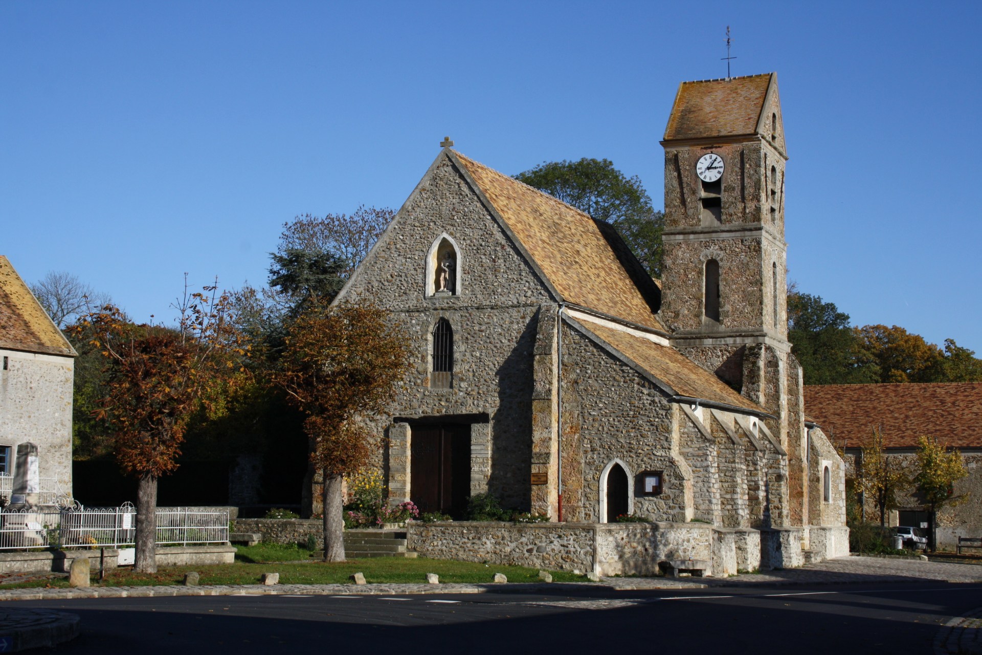 Eglise_Notre_Dame_du_Mont_Carmel_Janvry_2011_17