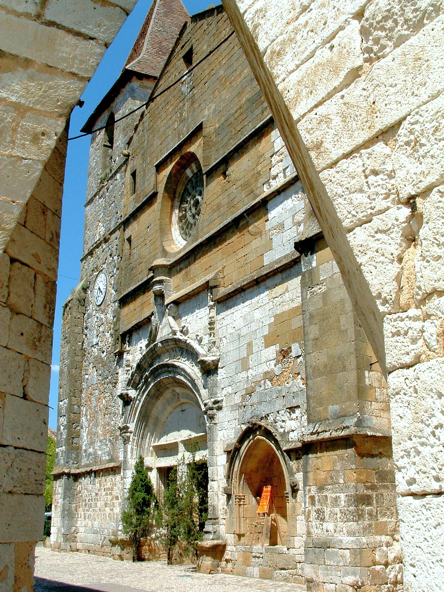 Monpazier_-_Eglise_Saint-Dominique_-_Façade_occidentale_vue_d&#8217;une_cornière_de_la_place
