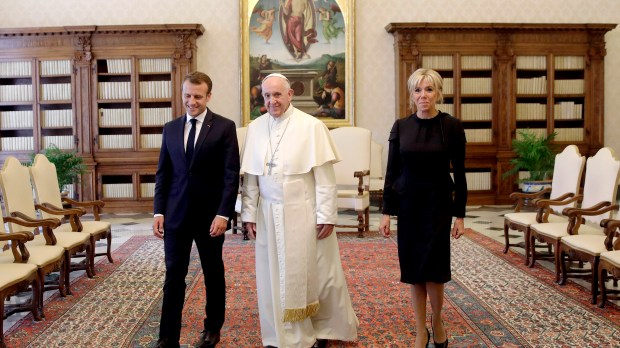 MACRON POPE