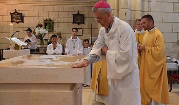 web-new-altar-tours-cathedral-blessing-facebook-i-diocecc80se-de-tours