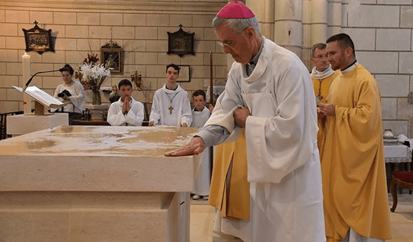 web-new-altar-tours-cathedral-blessing-facebook-i-diocecc80se-de-tours