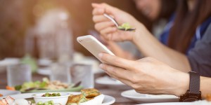 Comment l’usage du portable à table sape des moments importants