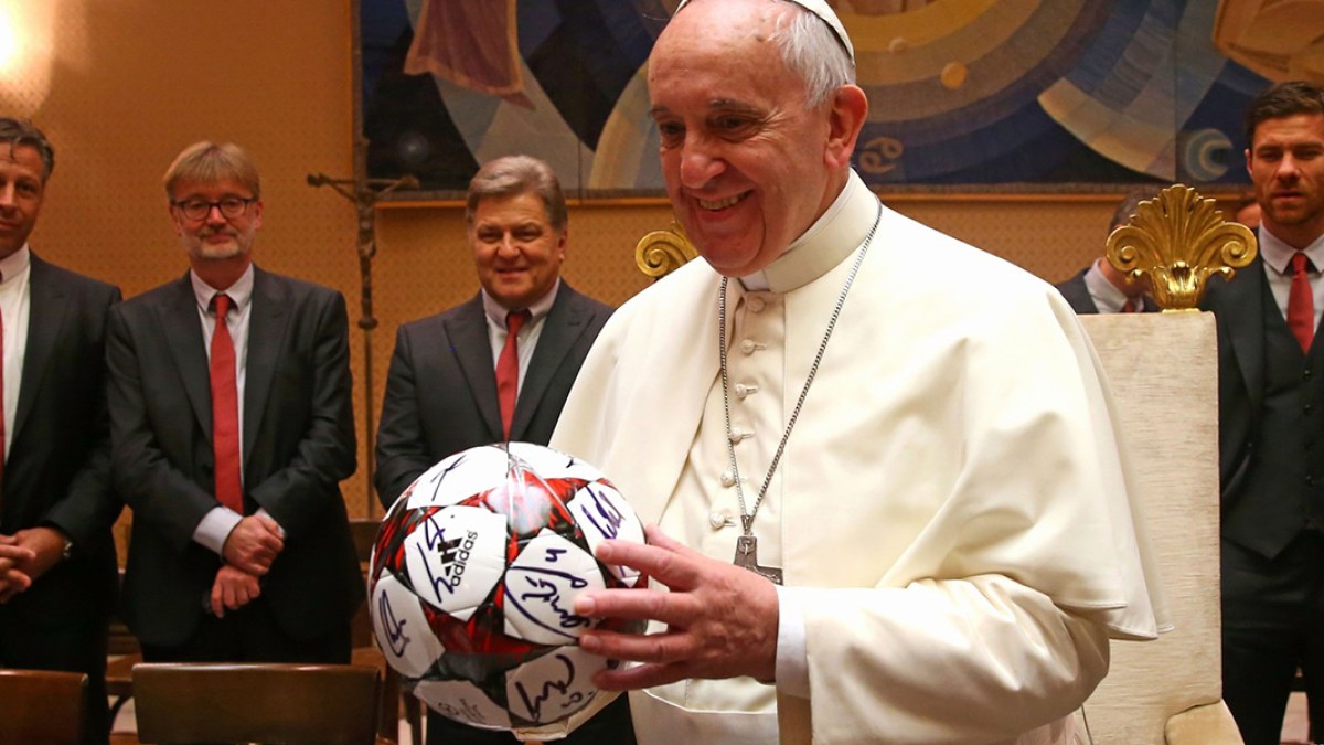 PAPIEŻ FRANCISZEK Z PIŁKĄ