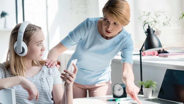 MOM,SCOLDS,TEEN,DAUGHTER