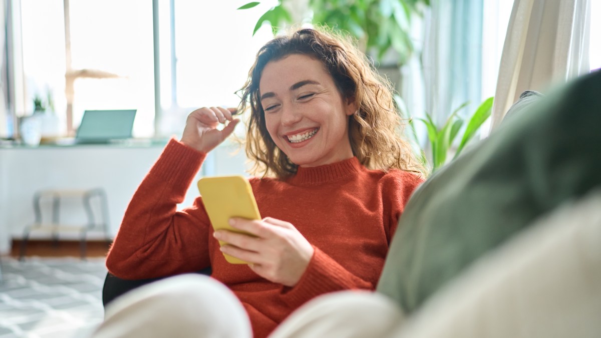 Jeune femme sur son téléphone