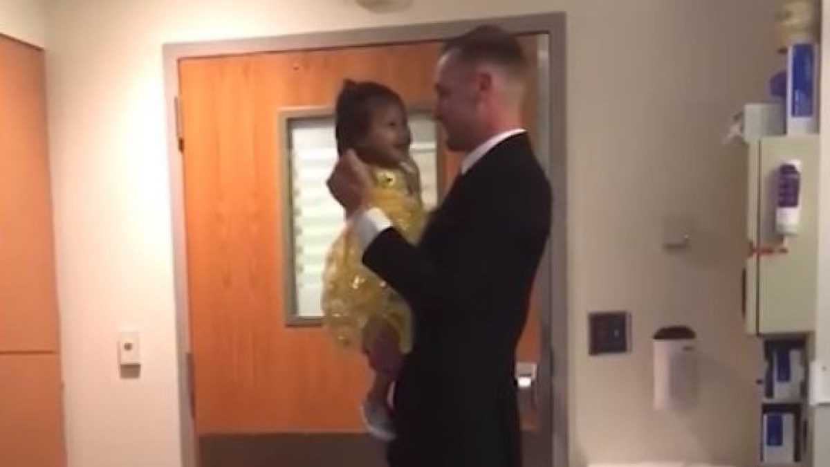 Père danse avec sa fille