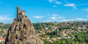 Cinq églises spectaculaires perchées sur des cimes