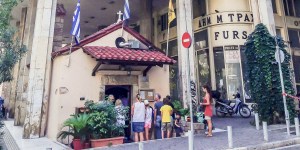 À Athènes, l&#8217;étonnante chapelle enchâssée entre des buildings
