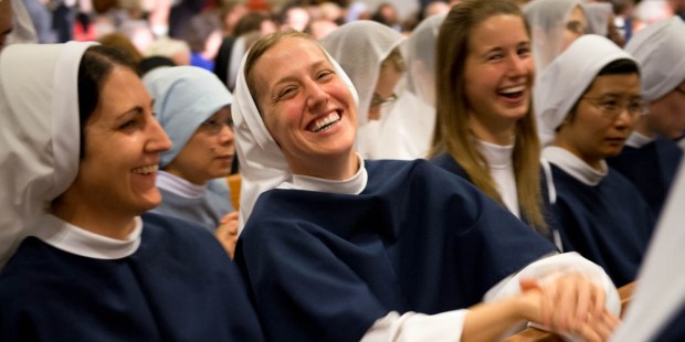 Non, l'Église Catholique ne condamne pas le rire ! Web3-nuns-sisters-of-life-laugh-jeffrey-bruno