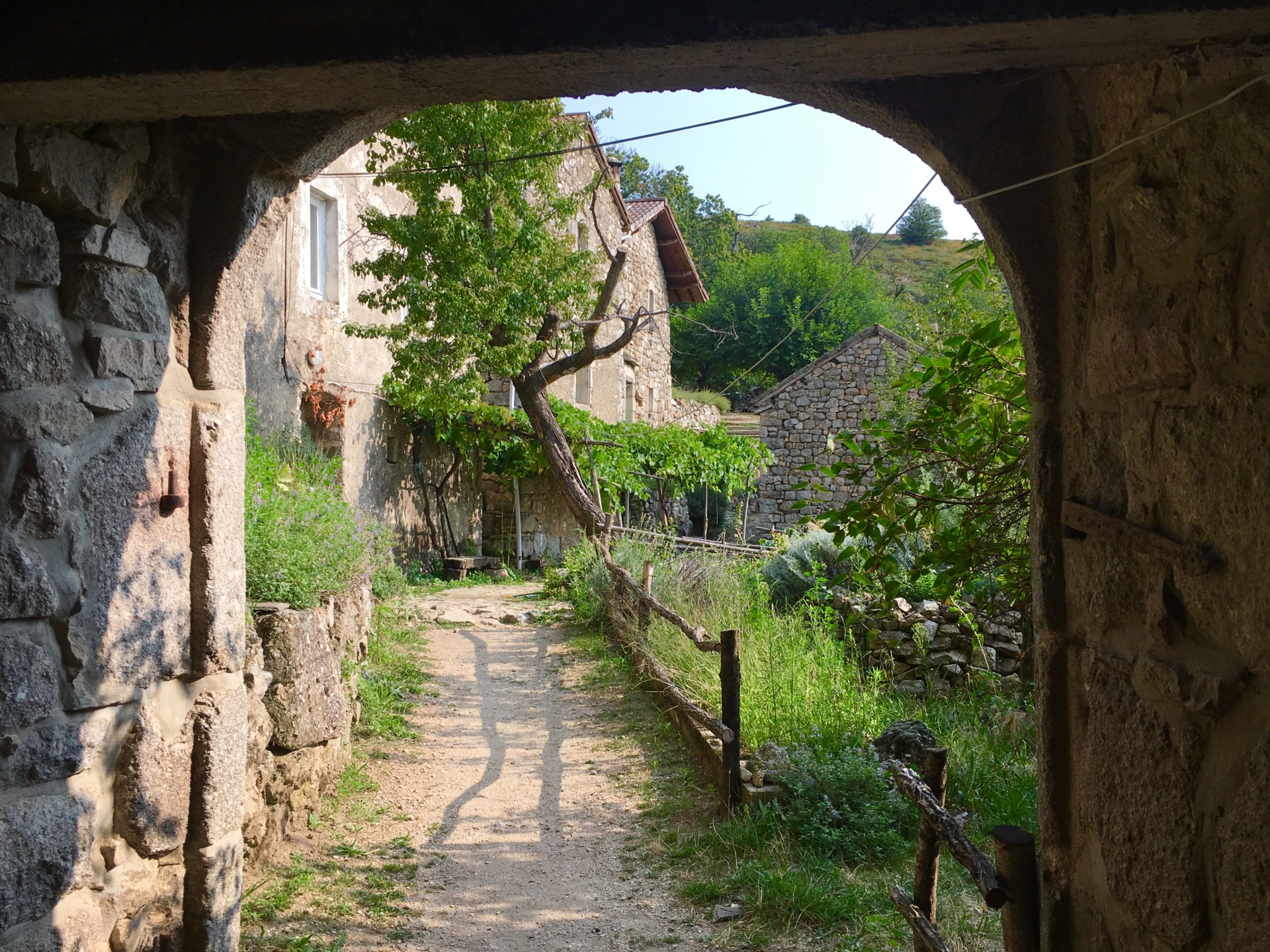 Au_pied_de_la_chapelle_de_La_Viale