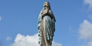 Pourquoi prier Marie en ces temps difficiles pour l’Église ?