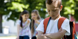 Enfant insulté à l’école : la technique du « parapluie-bouclier »