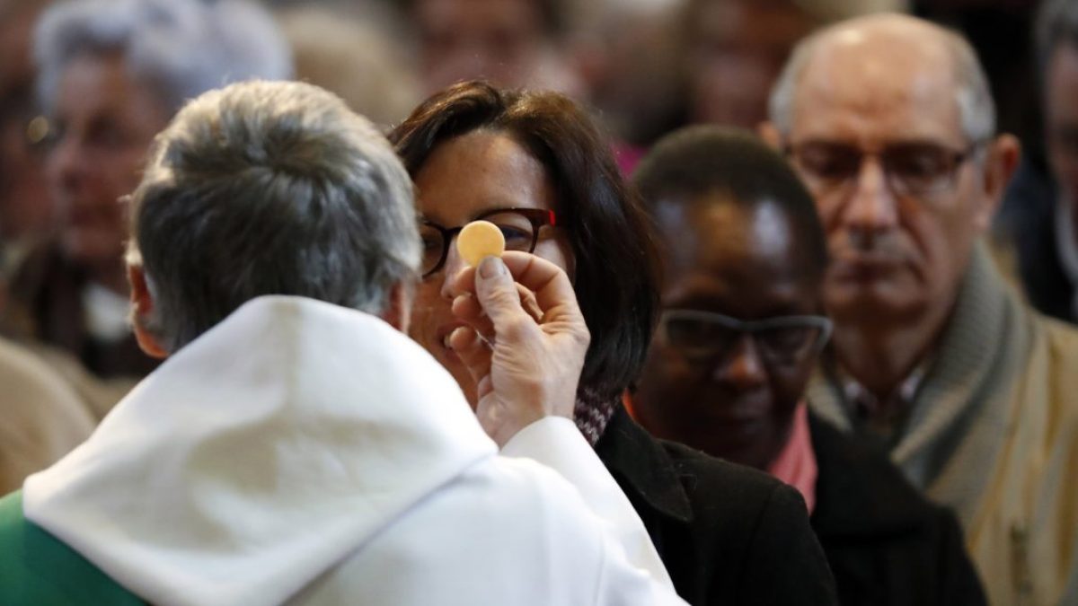 web3-communion-church-priest-pascal-deloche-godong-e1675957643368.jpg