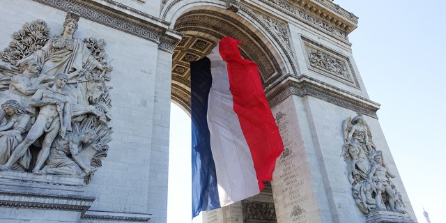 Le 14 juillet à Jérusalem, on prie pour la France et Prière pour la France Web3-french-flag-arc-de-triomphe-shutterstock_650052040