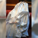 Elle transforme sa robe de mariée en robe de baptême