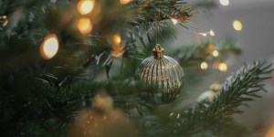 Dix idées faciles pour faire des boules de Noël avec ses enfants